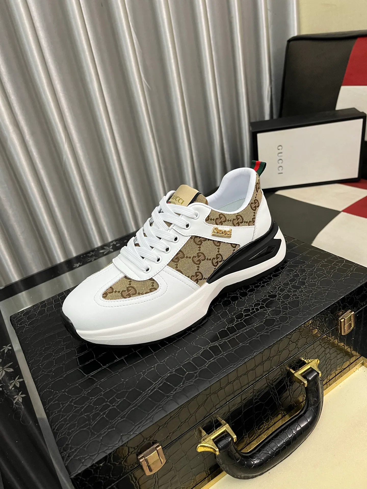Men's Men's Shoes💰458⌚️⌚️[GUCCI] Gucci men's casual shoes are absolutely popular🔥The ultimate matching item for trendy men! The charm of super texture is irresistible, the main recommendation, the flower leather color is bright! The upper is made of high-quality brand printed fabric with cowhide, breathable leather lining and wear-resistant rubber sole, noble and elegant! Extremely comfortable🎁🎁You can be as handsome as you want💪 38-444️⃣colors available